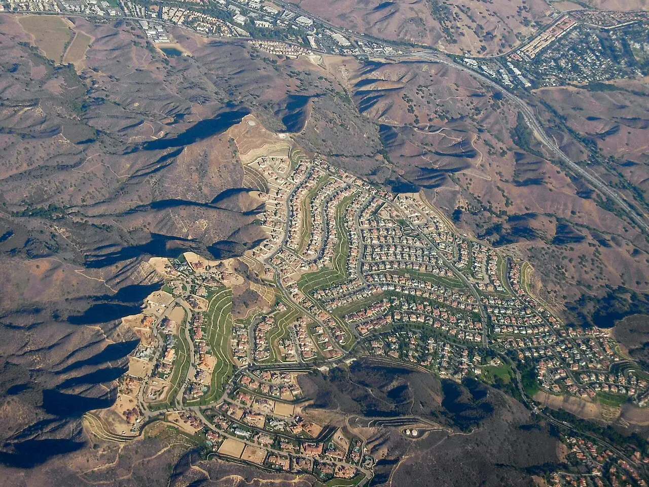 Winding hillside streets of tile-roofed Calabasas homes amid the Santa Monica Mountains foothills